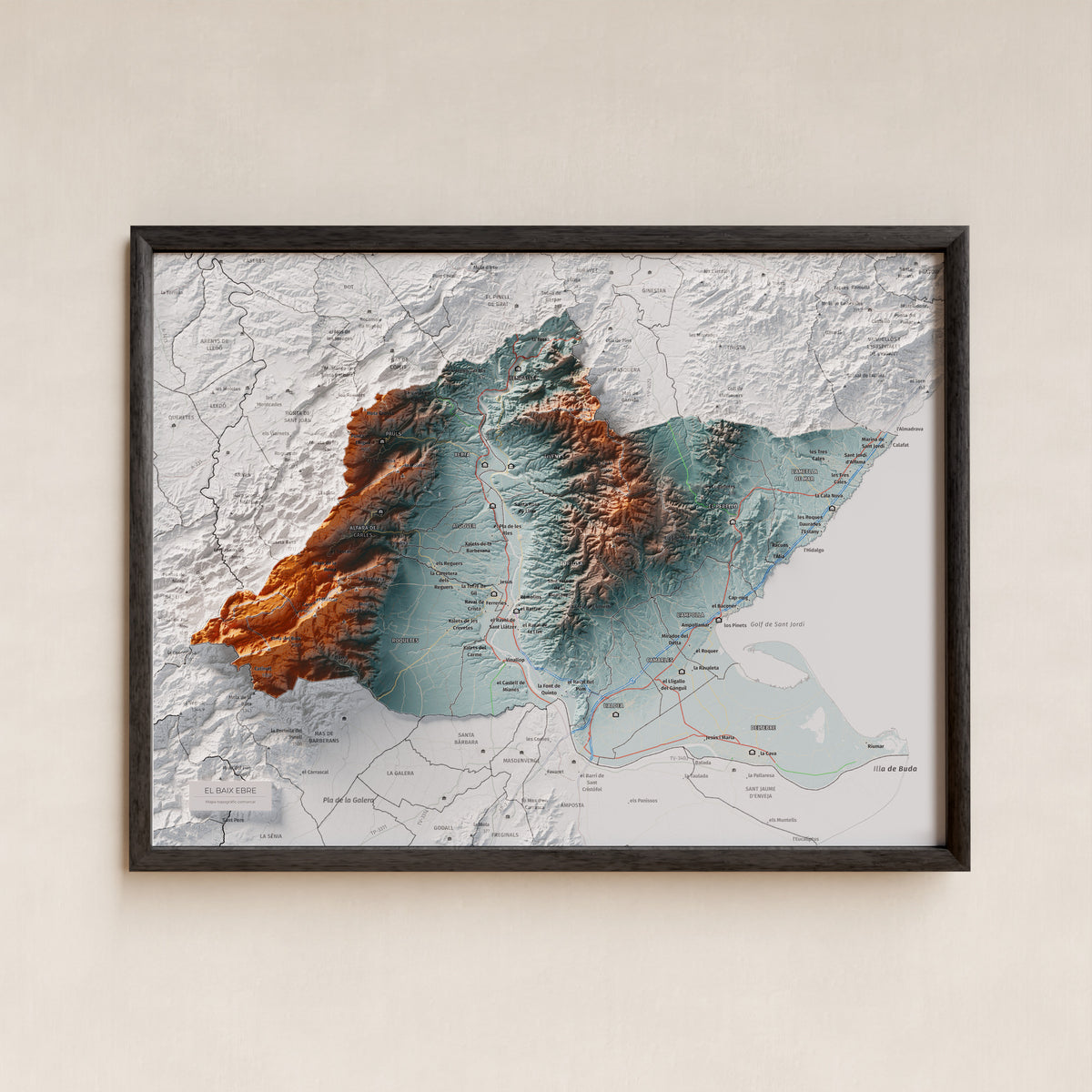 Mapa de relieve del Baix Ebre, con el territorio en color y el entorno en blanco. Presentación con marco. 30 × 40 cm. Estilo Azul y naranja.