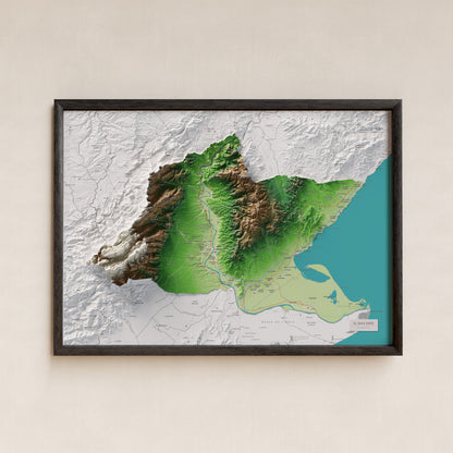 Mapa de relieve del Baix Ebre, con el territorio en color y el entorno en blanco. Presentación con marco. 50 × 70 cm. Estilo Clásico.