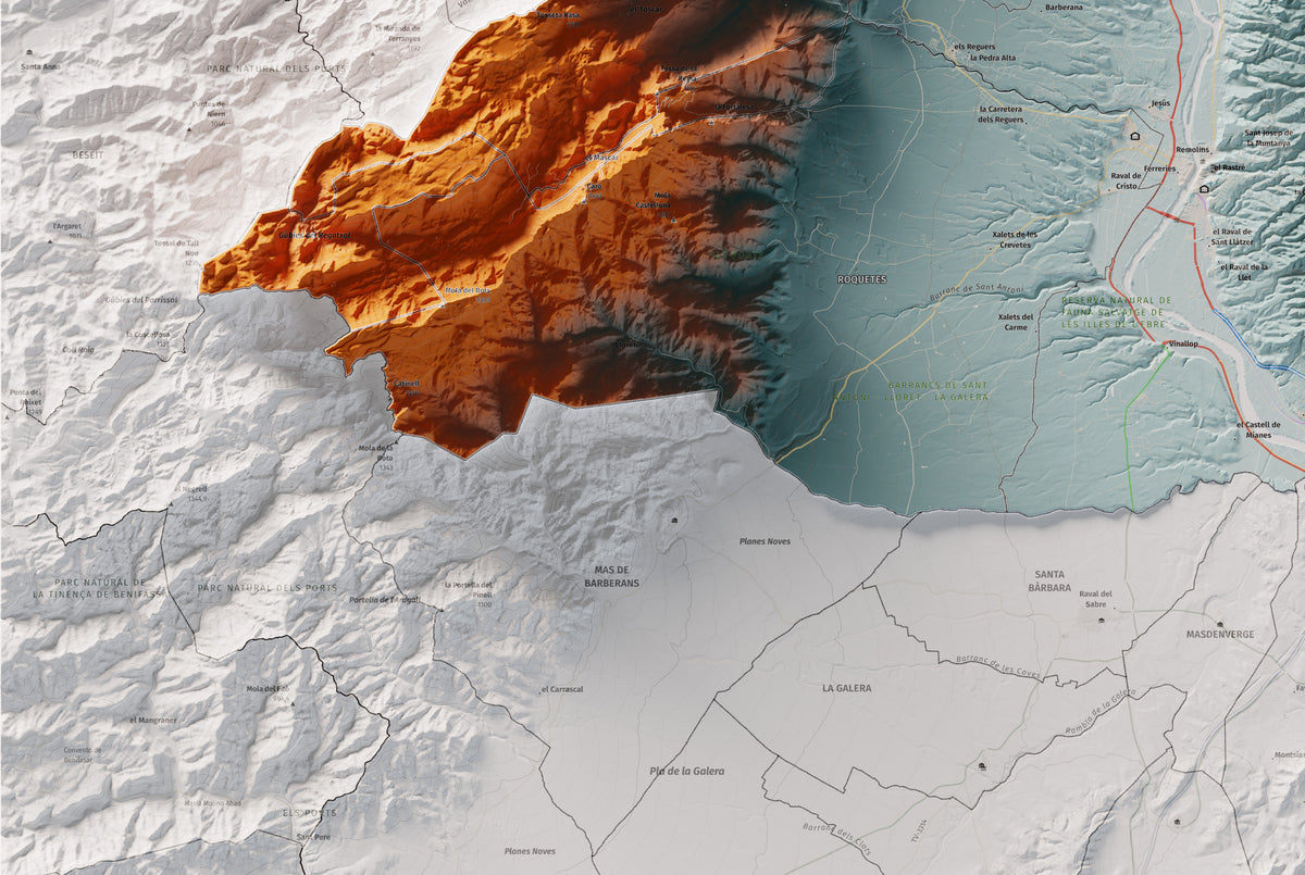 Mapa de relieve del Baix Ebre, con el territorio en color y el entorno en blanco. Detalle de la zona inferior izquierda. 61 × 91 cm. Estilo Azul y naranja.