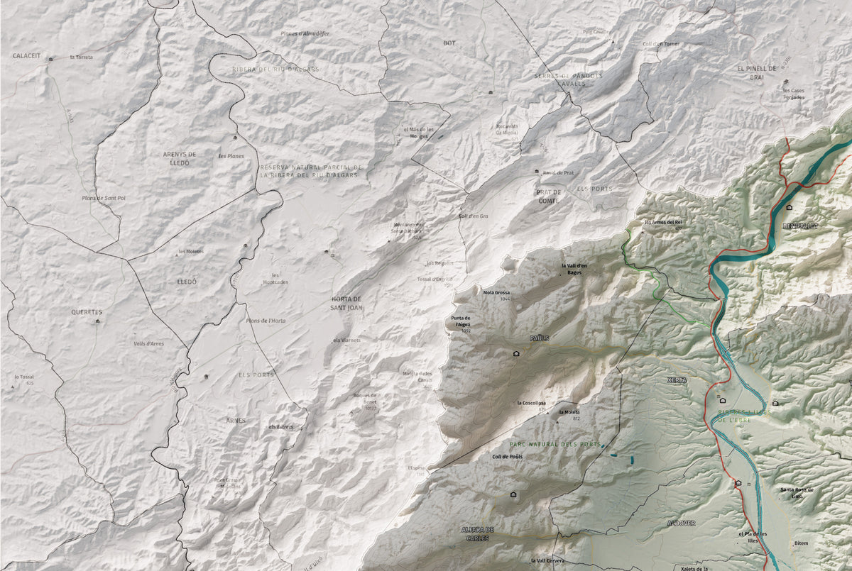 Mapa de relieve del Baix Ebre, con el territorio en color y el entorno en blanco. Detalle de la zona superior izquierda. 61 × 91 cm. Estilo Cartográfico.