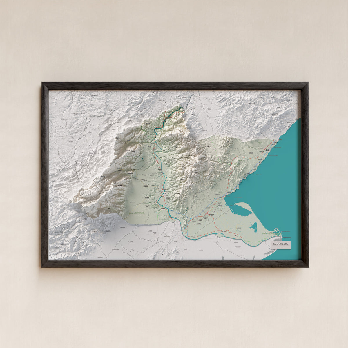 Mapa de relieve del Baix Ebre, con el territorio en color y el entorno en blanco. Presentación con marco. 61 × 91 cm. Estilo Cartográfico.