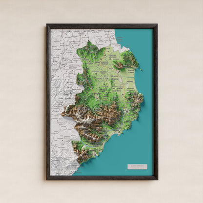 Mapa de relieve del Baix Empordà, con el territorio en color y el entorno en blanco. Presentación con marco. 21 × 30 cm. Estilo Clásico.