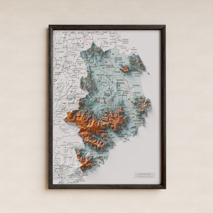 Mapa de relieve del Baix Empordà, con el territorio en color y el entorno en blanco. Presentación con marco. 21 × 30 cm. Estilo Azul y naranja.