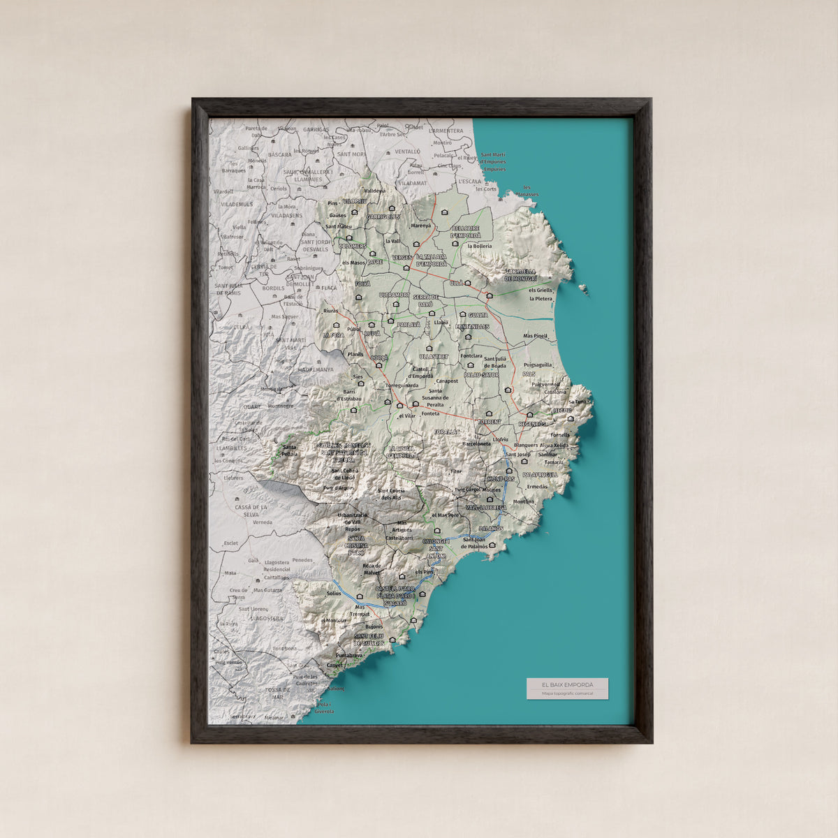 Mapa de relieve del Baix Empordà, con el territorio en color y el entorno en blanco. Presentación con marco. 21 × 30 cm. Estilo Cartográfico.