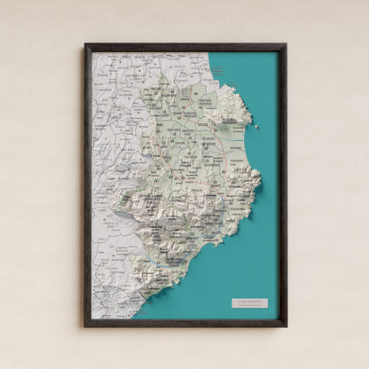 Mapa de relieve del Baix Empordà, con el territorio en color y el entorno en blanco. Presentación con marco. 21 × 30 cm. Estilo Cartográfico.