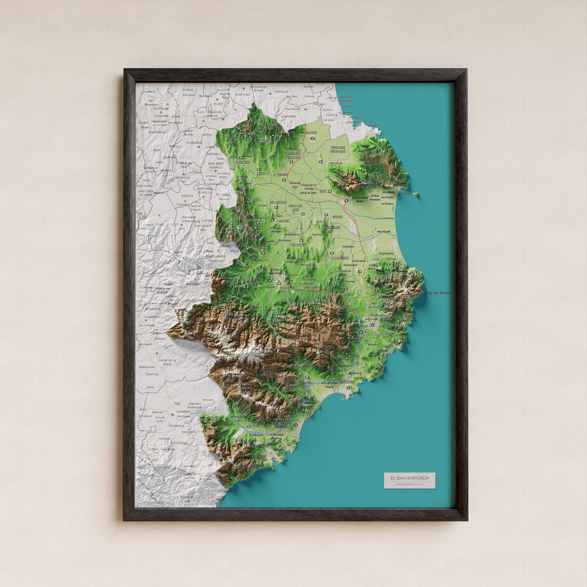 Mapa de relieve del Baix Empordà, con el territorio en color y el entorno en blanco. Presentación con marco. 30 × 40 cm. Estilo Clásico.