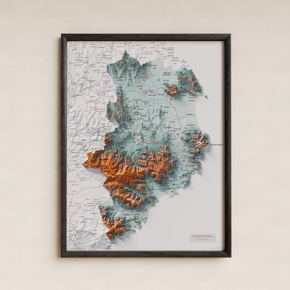 Mapa de relieve del Baix Empordà, con el territorio en color y el entorno en blanco. Presentación con marco. 30 × 40 cm. Estilo Azul y naranja.