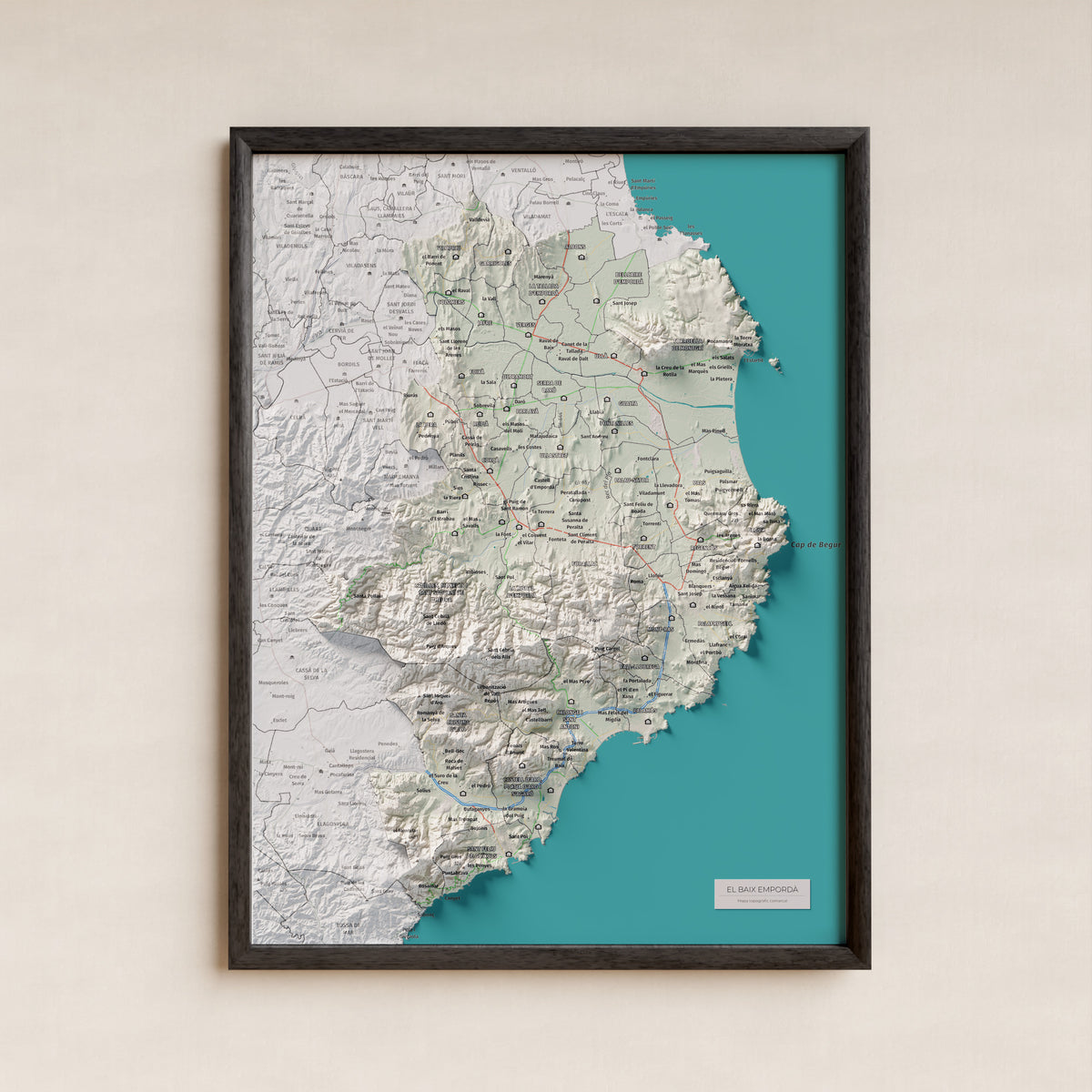 Mapa de relieve del Baix Empordà, con el territorio en color y el entorno en blanco. Presentación con marco. 30 × 40 cm. Estilo Cartográfico.