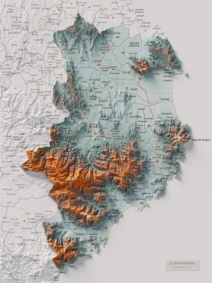 Mapa de relieve del Baix Empordà, con el territorio en color y el entorno en blanco. Vista completa de la lámina. 30 × 40 cm. Estilo Azul y naranja.