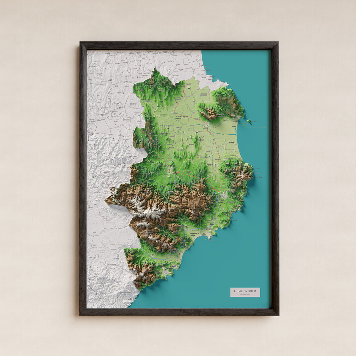 Mapa de relieve del Baix Empordà, con el territorio en color y el entorno en blanco. Presentación con marco. 50 × 70 cm. Estilo Clásico.