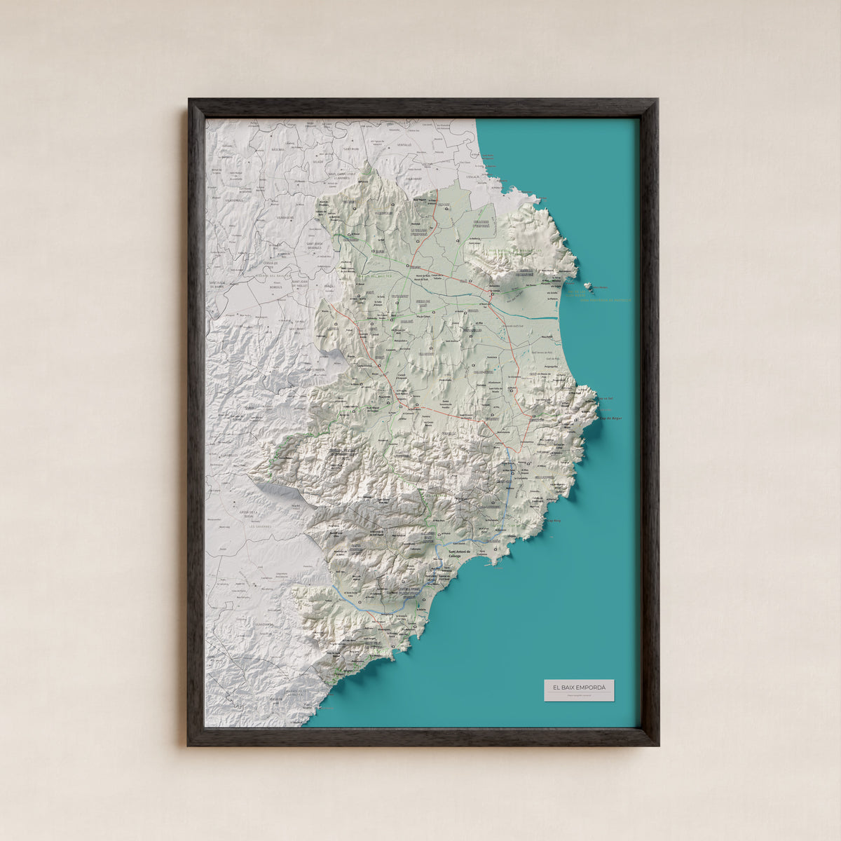 Mapa de relieve del Baix Empordà, con el territorio en color y el entorno en blanco. Presentación con marco. 50 × 70 cm. Estilo Cartográfico.