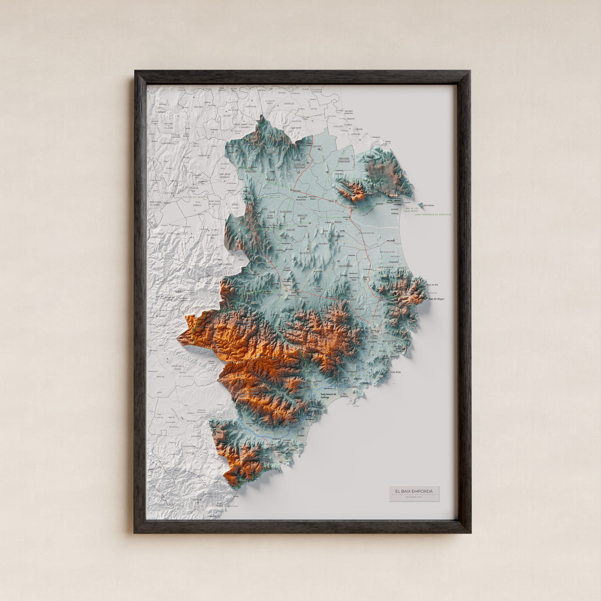 Mapa de relieve del Baix Empordà, con el territorio en color y el entorno en blanco. Presentación con marco. 50 × 70 cm. Estilo Azul y naranja.