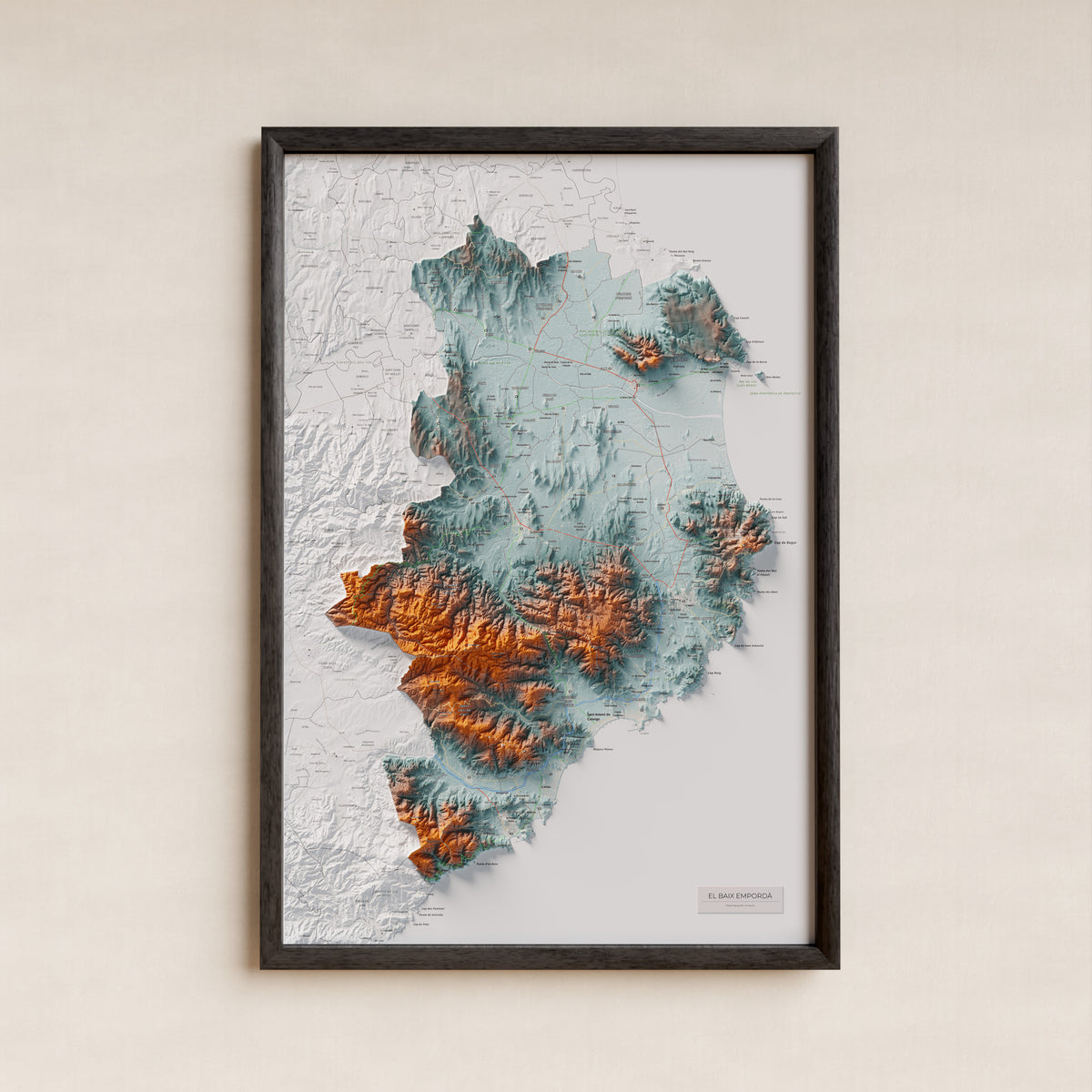 Mapa de relieve del Baix Empordà, con el territorio en color y el entorno en blanco. Presentación con marco. 61 × 91 cm. Estilo Azul y naranja.
