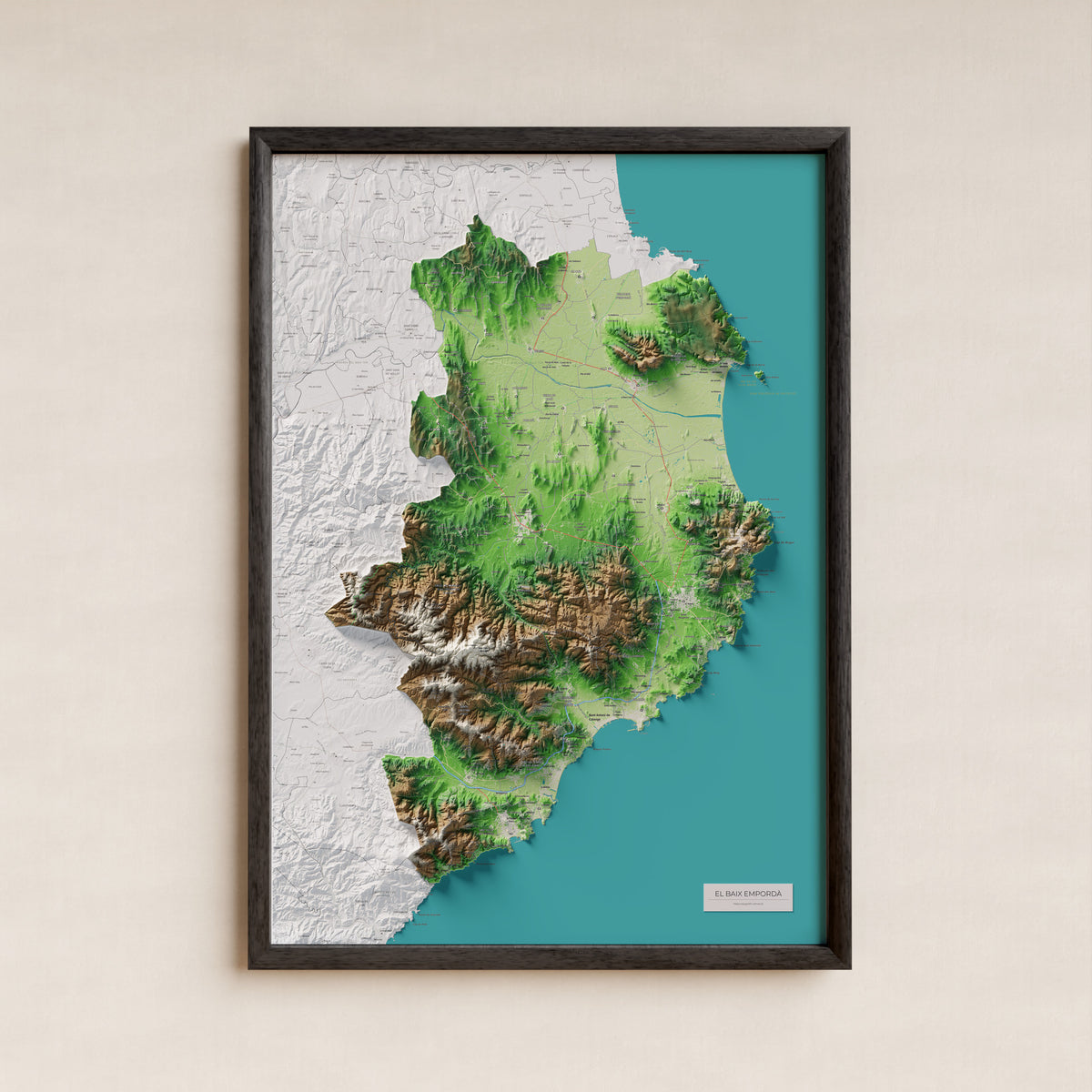 Mapa de relieve del Baix Empordà, con el territorio en color y el entorno en blanco. Presentación con marco. 70 × 100 cm. Estilo Clásico.