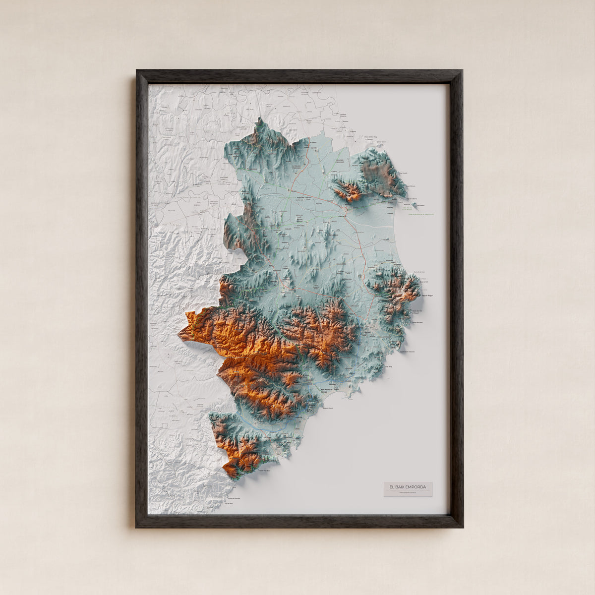 Mapa de relieve del Baix Empordà, con el territorio en color y el entorno en blanco. Presentación con marco. 70 × 100 cm. Estilo Azul y naranja.