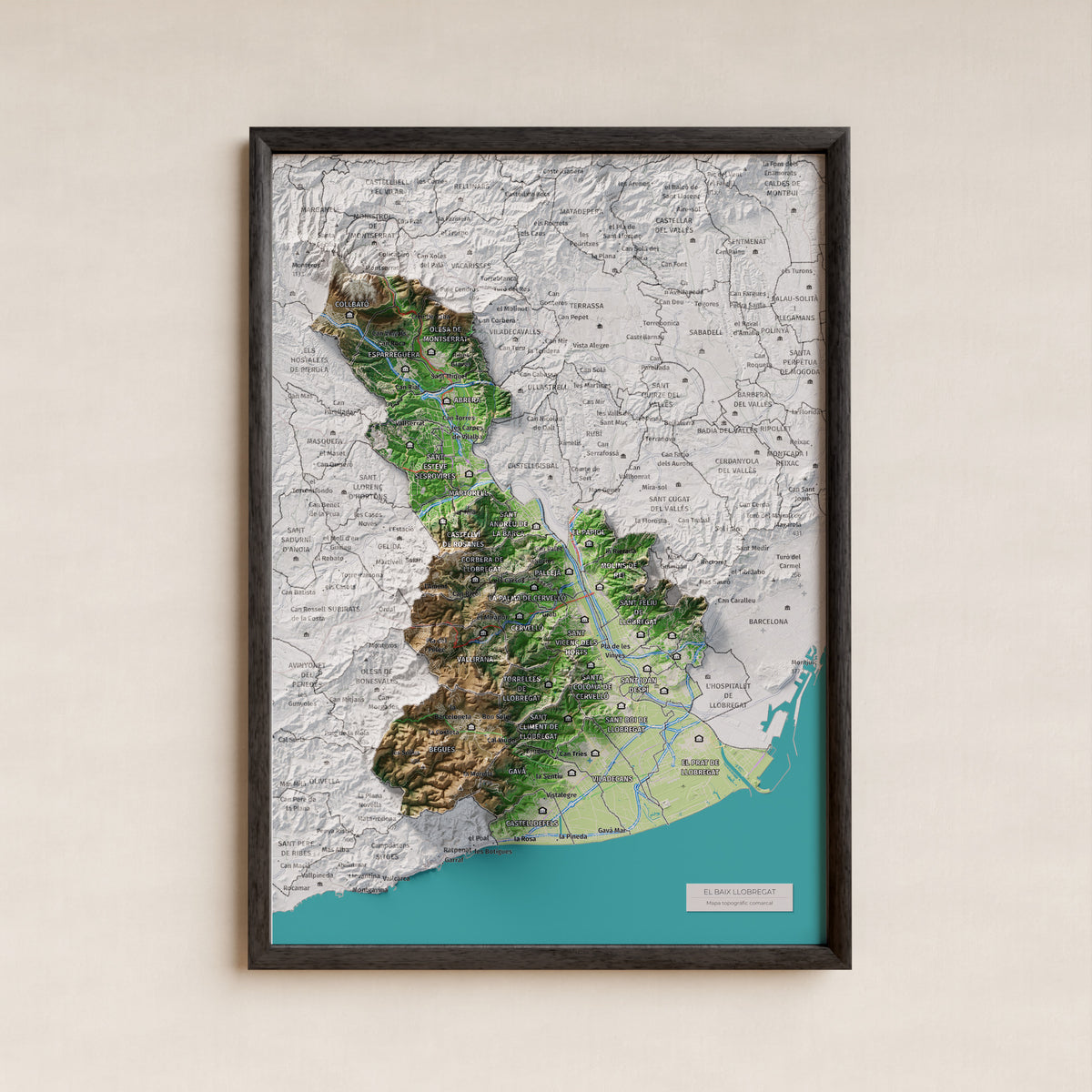 Mapa de relleu del Baix Llobregat, amb el territori en color i l’entorn en blanc. Presentació amb marc. 21 × 30 cm. Estil Clàssic.