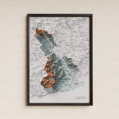 Mapa de relleu del Baix Llobregat, amb el territori en color i l’entorn en blanc. Presentació amb marc. 21 × 30 cm. Estil Blau i taronja.