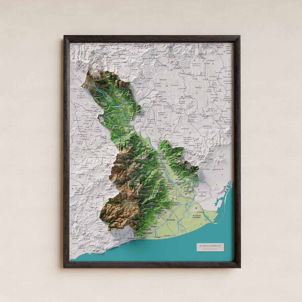 Mapa de relleu del Baix Llobregat, amb el territori en color i l’entorn en blanc. Presentació amb marc. 30 × 40 cm. Estil Clàssic.