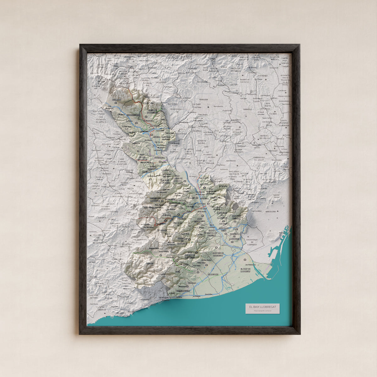 Mapa de relleu del Baix Llobregat, amb el territori en color i l’entorn en blanc. Presentació amb marc. 30 × 40 cm. Estil Cartogràfic.