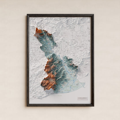 Mapa de relleu del Baix Llobregat, amb el territori en color i l’entorn en blanc. Presentació amb marc. 50 × 70 cm. Estil Blau i taronja.