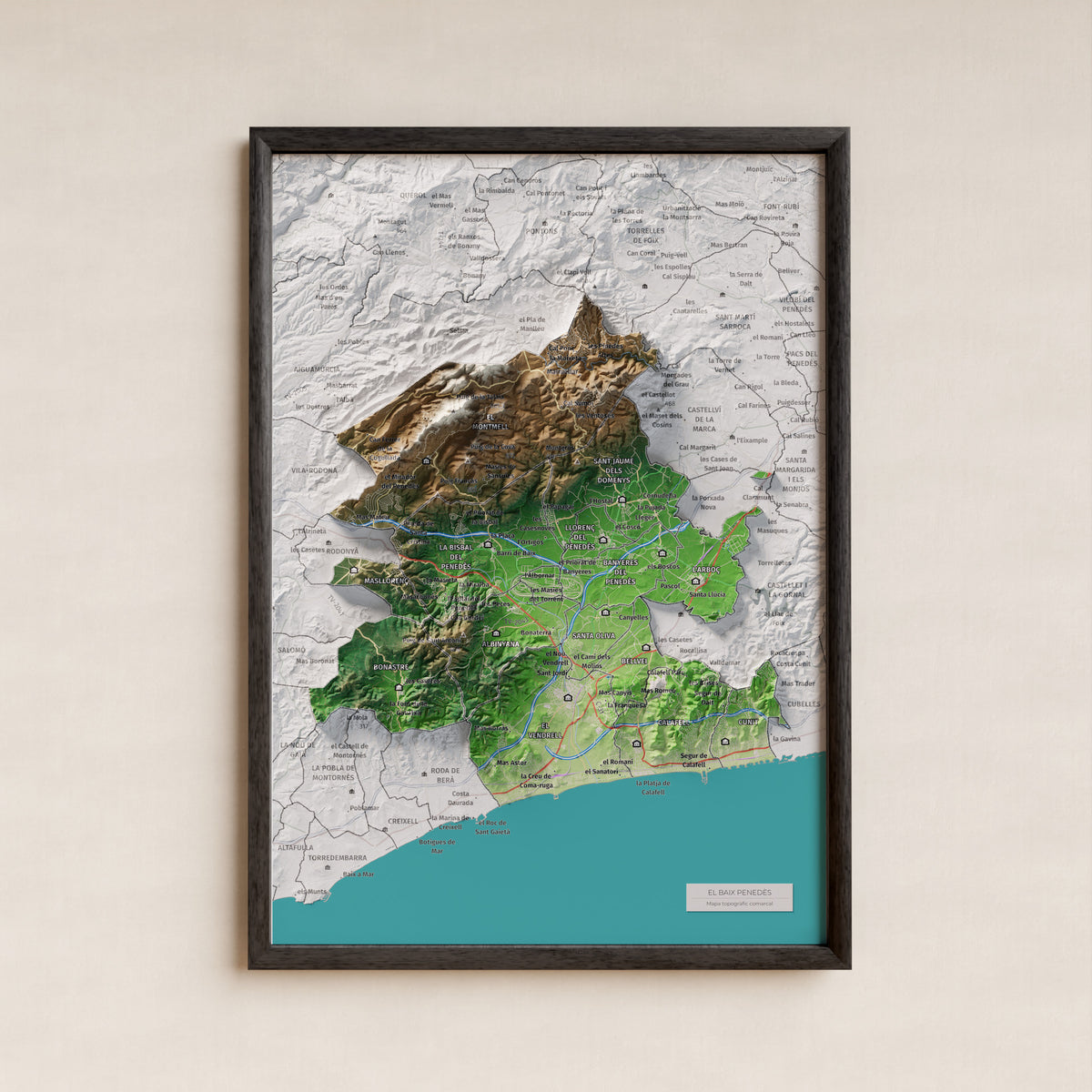 Mapa de relieve del Baix Penedès, con el territorio en color y el entorno en blanco. Presentación con marco. 21 × 30 cm. Estilo Clásico.