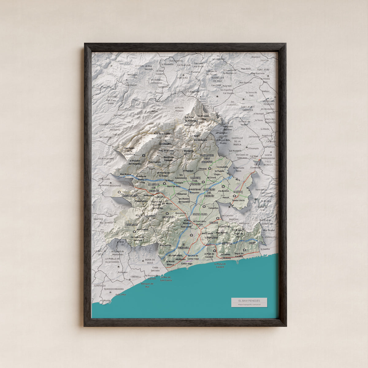 Mapa de relieve del Baix Penedès, con el territorio en color y el entorno en blanco. Presentación con marco. 21 × 30 cm. Estilo Cartográfico.