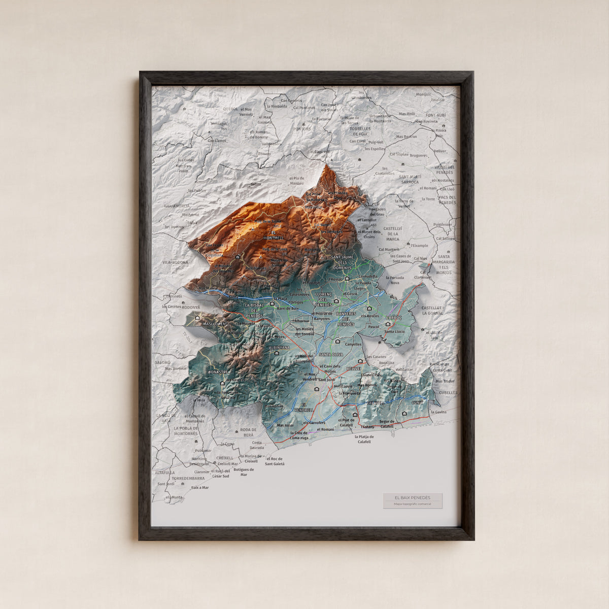 Mapa de relieve del Baix Penedès, con el territorio en color y el entorno en blanco. Presentación con marco. 21 × 30 cm. Estilo Azul y naranja.