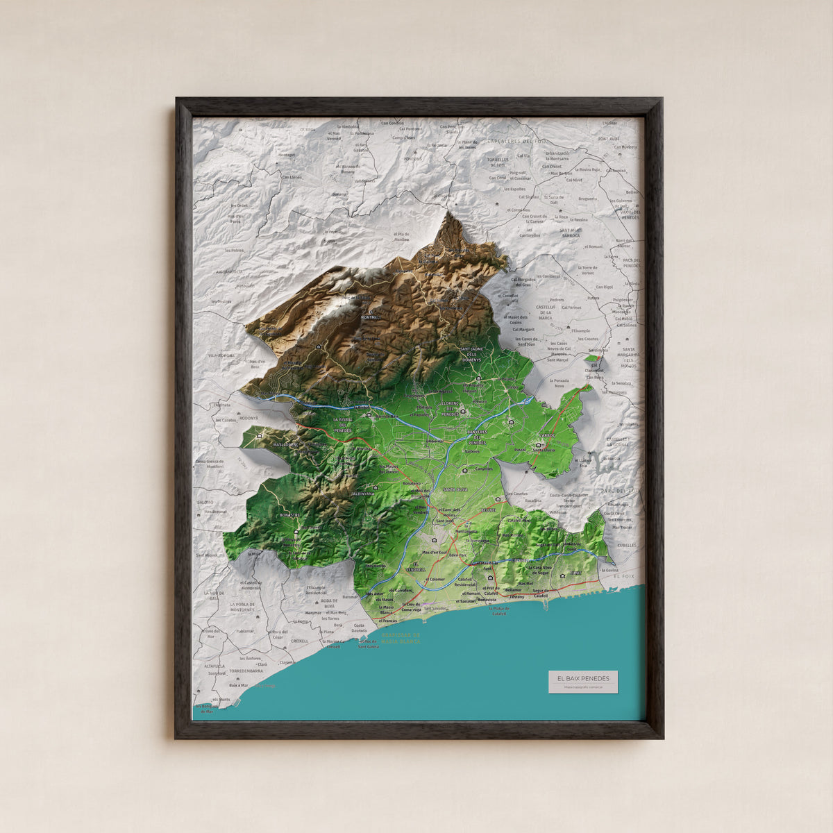 Mapa de relieve del Baix Penedès, con el territorio en color y el entorno en blanco. Presentación con marco. 30 × 40 cm. Estilo Clásico.