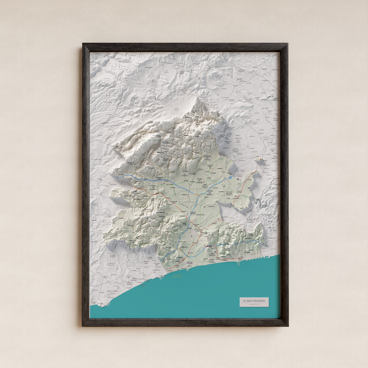 Mapa de relieve del Baix Penedès, con el territorio en color y el entorno en blanco. Presentación con marco. 50 × 70 cm. Estilo Cartográfico.