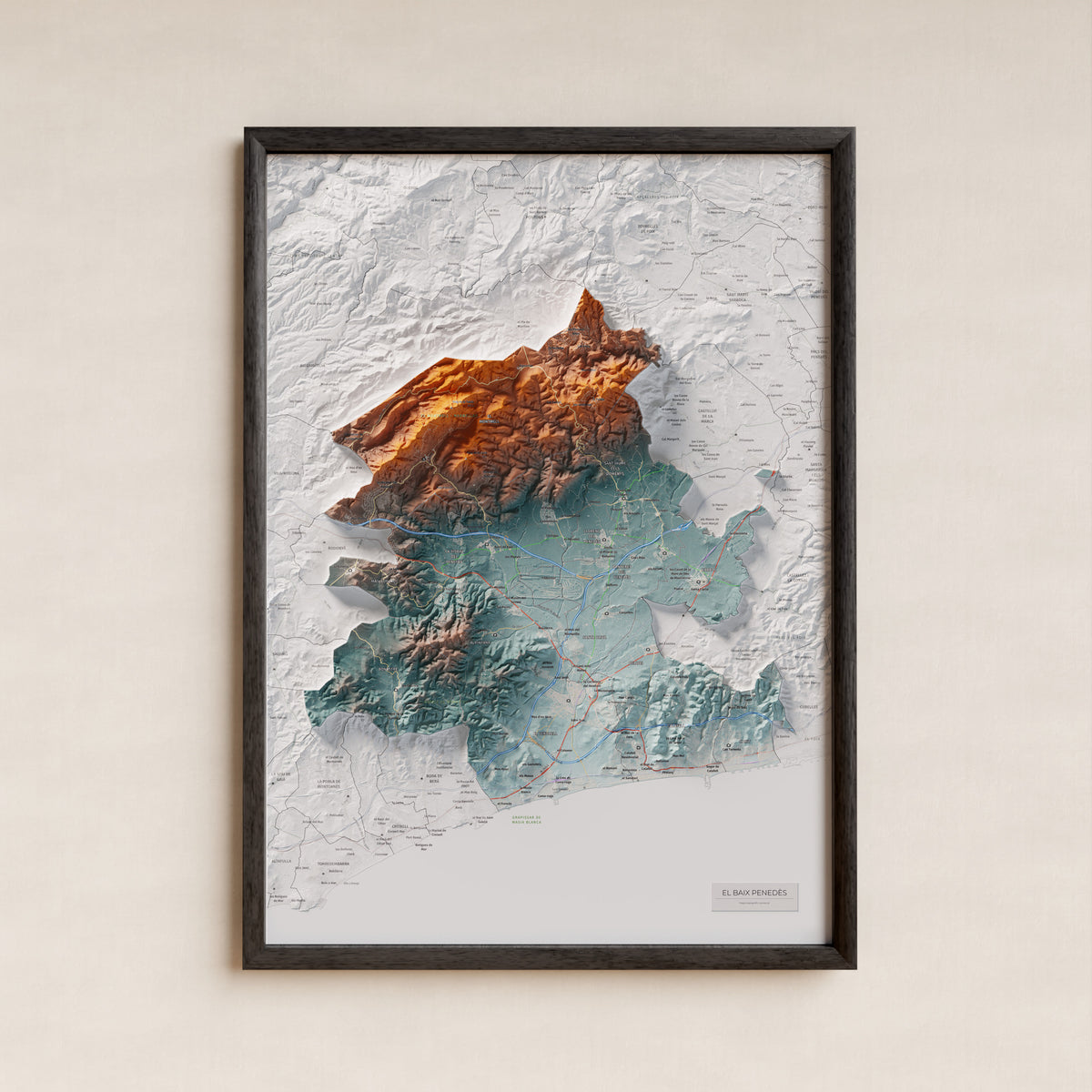 Mapa de relieve del Baix Penedès, con el territorio en color y el entorno en blanco. Presentación con marco. 50 × 70 cm. Estilo Azul y naranja.