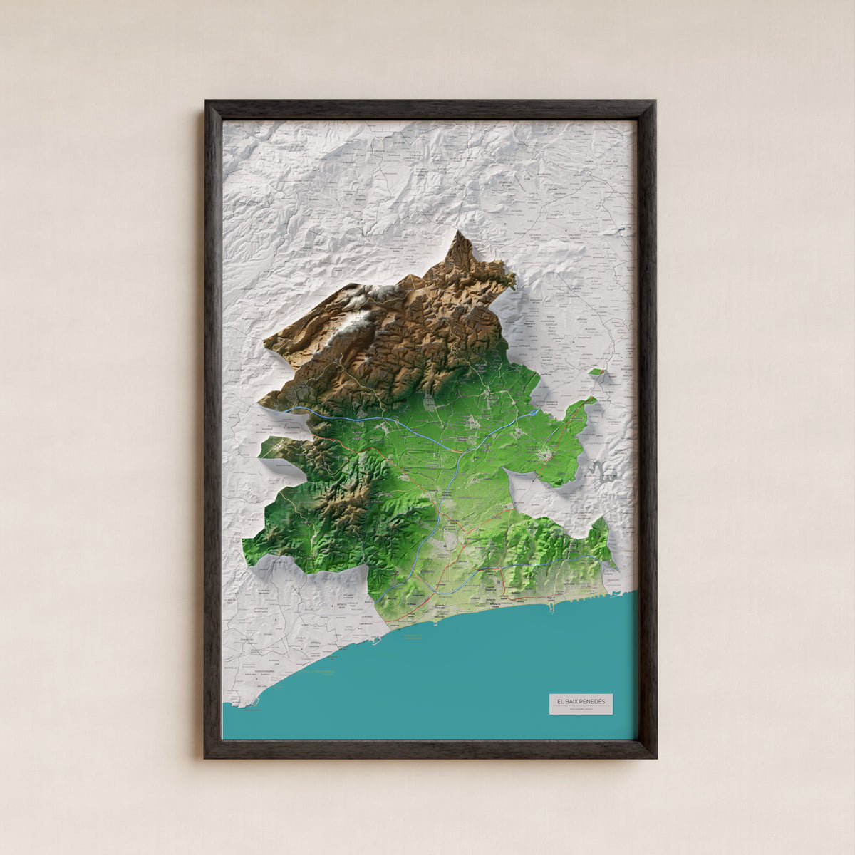 Mapa de relieve del Baix Penedès, con el territorio en color y el entorno en blanco. Presentación con marco. 61 × 91 cm. Estilo Clásico.