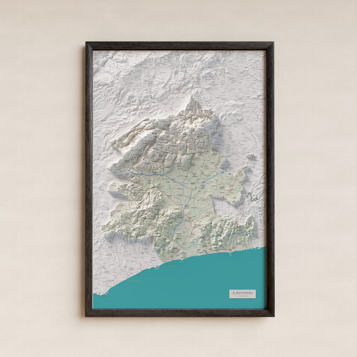 Mapa de relieve del Baix Penedès, con el territorio en color y el entorno en blanco. Presentación con marco. 61 × 91 cm. Estilo Cartográfico.