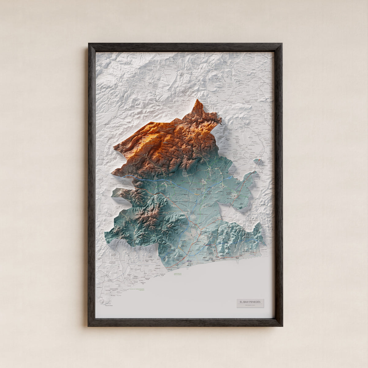 Mapa de relieve del Baix Penedès, con el territorio en color y el entorno en blanco. Presentación con marco. 61 × 91 cm. Estilo Azul y naranja.