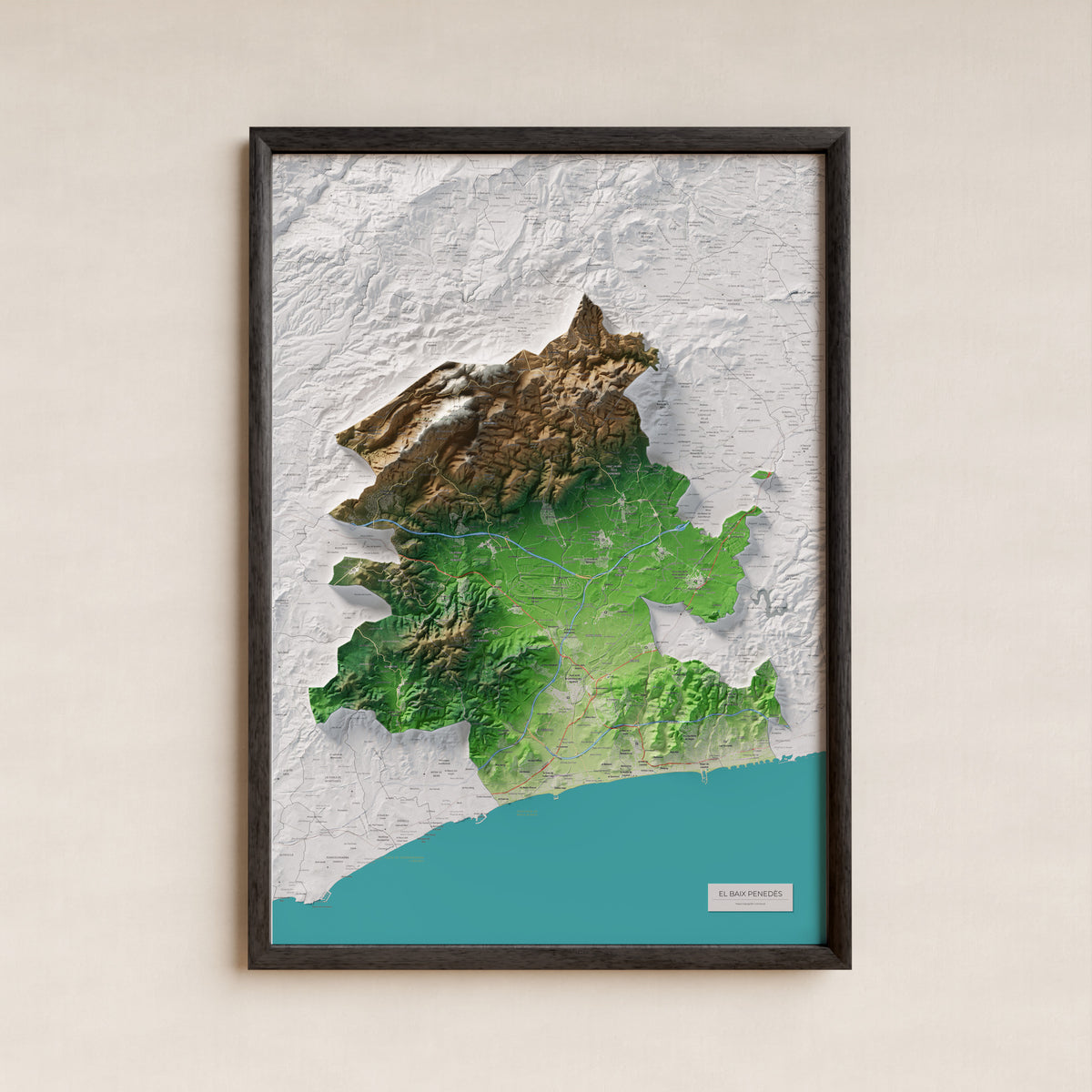 Mapa de relieve del Baix Penedès, con el territorio en color y el entorno en blanco. Presentación con marco. 70 × 100 cm. Estilo Clásico.