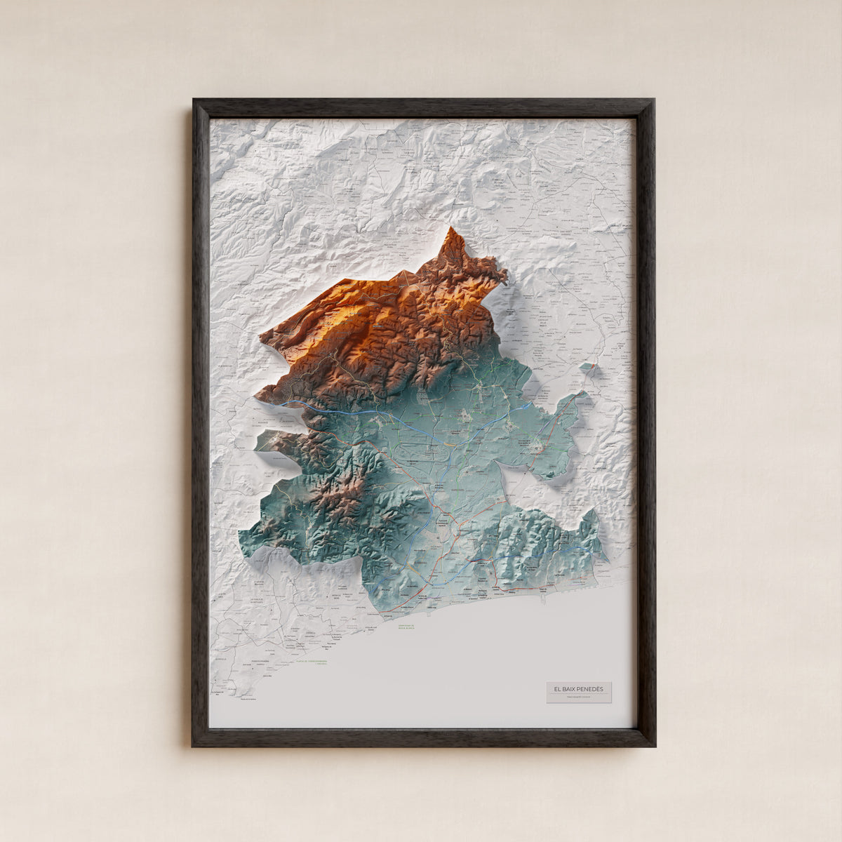 Mapa de relieve del Baix Penedès, con el territorio en color y el entorno en blanco. Presentación con marco. 70 × 100 cm. Estilo Azul y naranja.