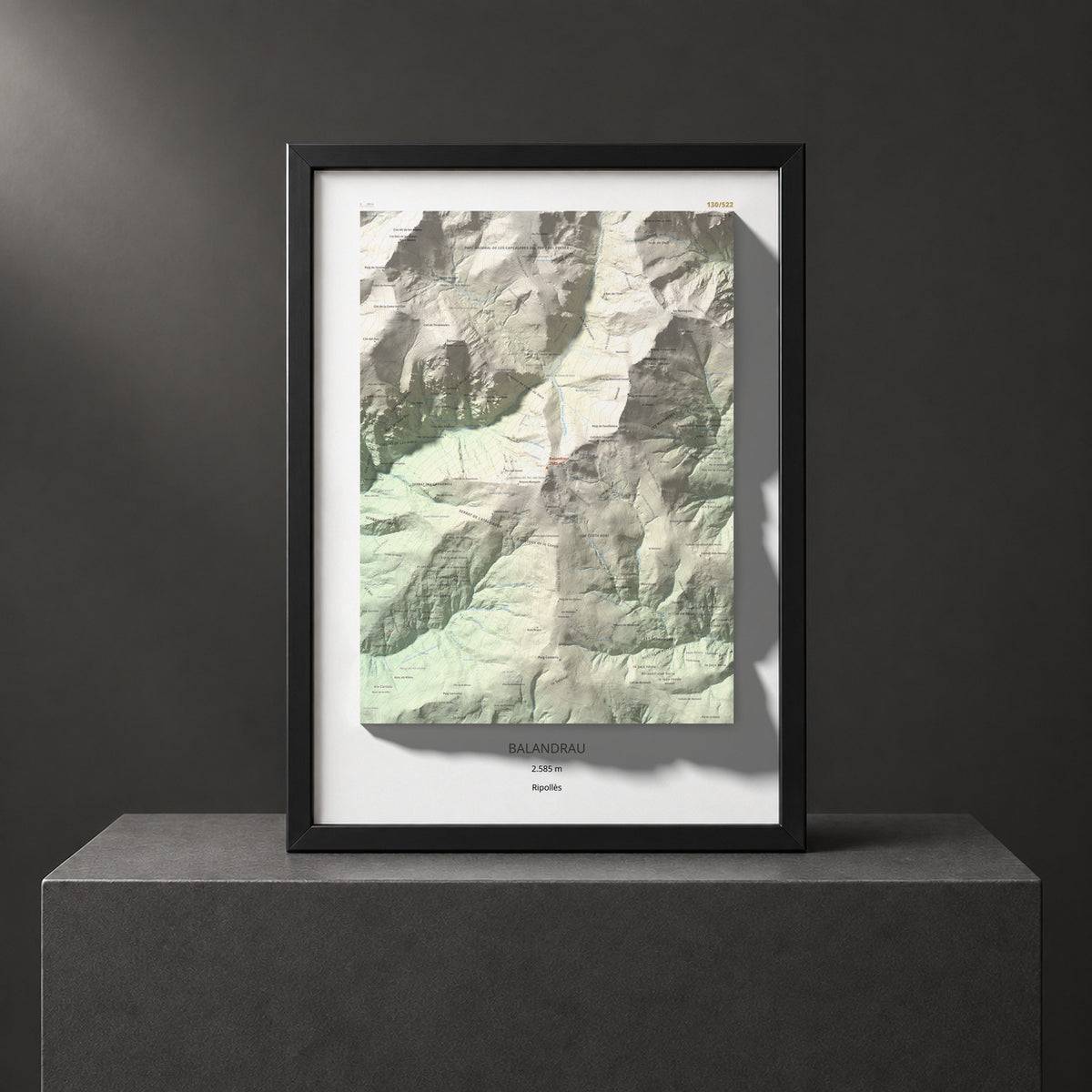 Mapa de relieve de Balandrau, 2585 m, Ripollès, lámina 100 Cims de Trobart. Presentación enmarcada. 50 × 70 cm.
