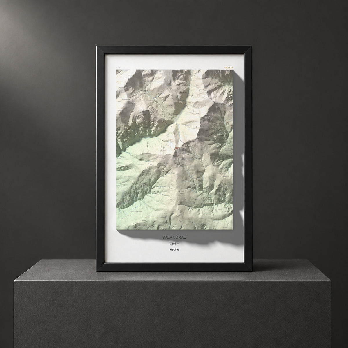 Mapa de relieve de Balandrau, 2585 m, Ripollès, lámina 100 Cims de Trobart. Presentación enmarcada. 61 × 91 cm.