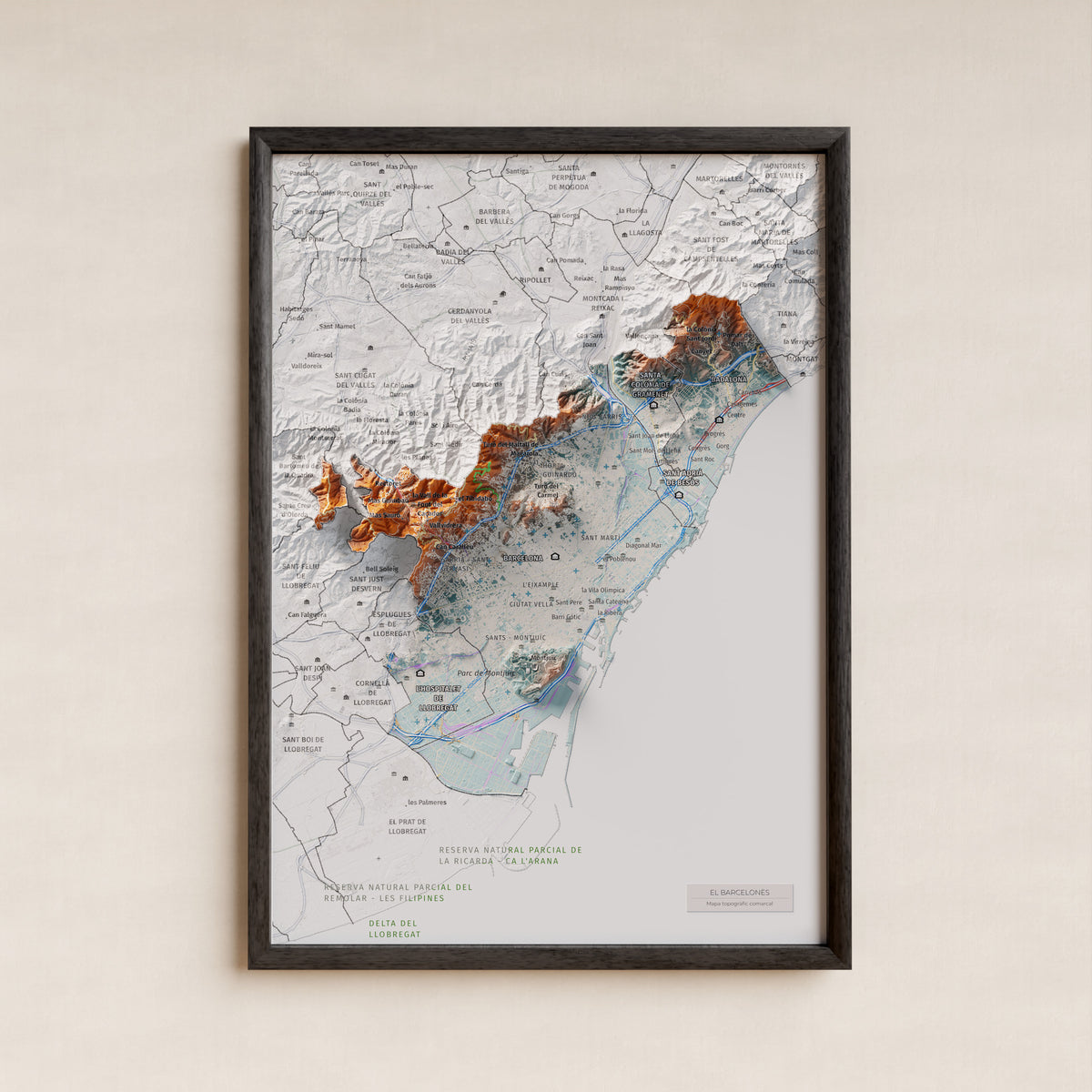 Mapa de relleu del Barcelonès, amb el territori en color i l’entorn en blanc. Presentació amb marc. 21 × 30 cm. Estil Blau i taronja.