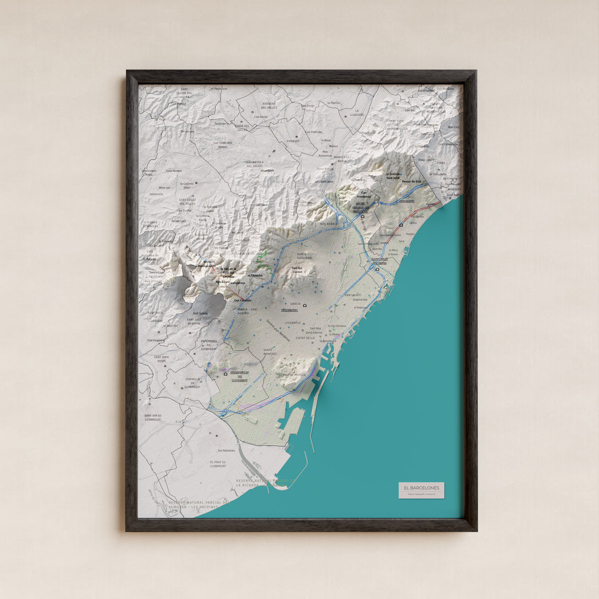 Mapa de relleu del Barcelonès, amb el territori en color i l’entorn en blanc. Presentació amb marc. 30 × 40 cm. Estil Cartogràfic.