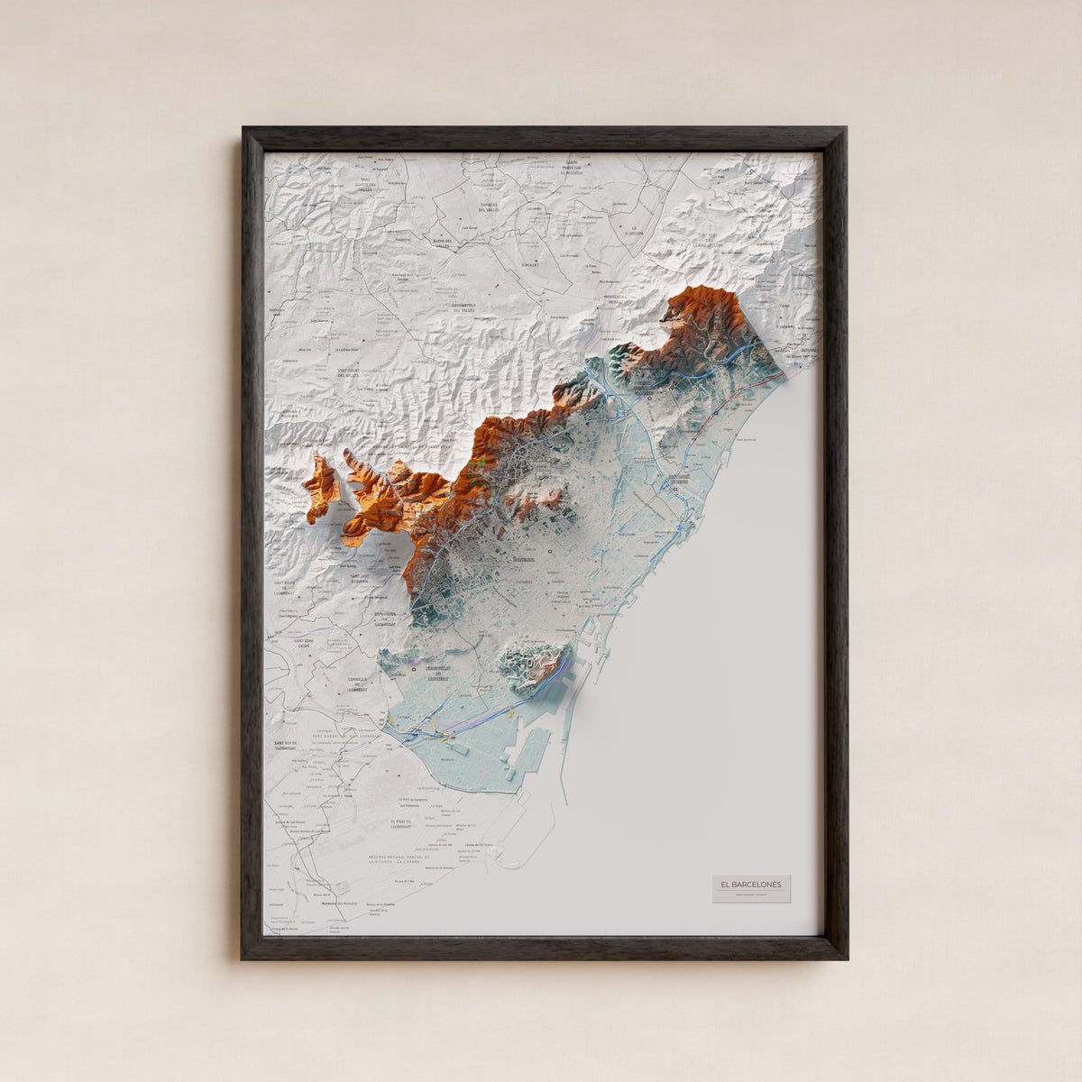 Mapa de relleu del Barcelonès, amb el territori en color i l’entorn en blanc. Presentació amb marc. 50 × 70 cm. Estil Blau i taronja.
