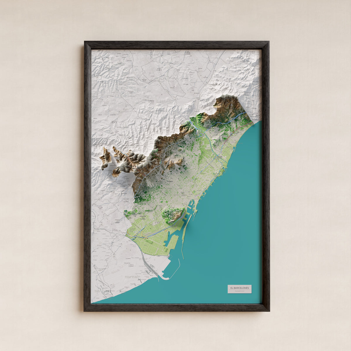 Mapa de relleu del Barcelonès, amb el territori en color i l’entorn en blanc. Presentació amb marc. 61 × 91 cm. Estil Clàssic.
