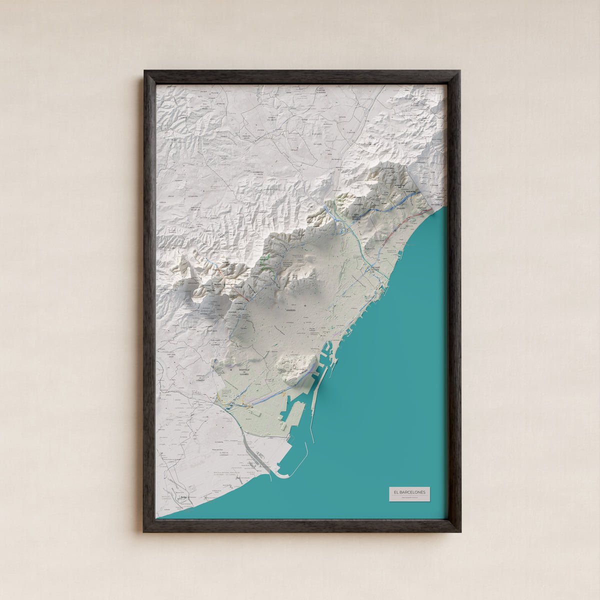 Mapa de relleu del Barcelonès, amb el territori en color i l’entorn en blanc. Presentació amb marc. 61 × 91 cm. Estil Cartogràfic.