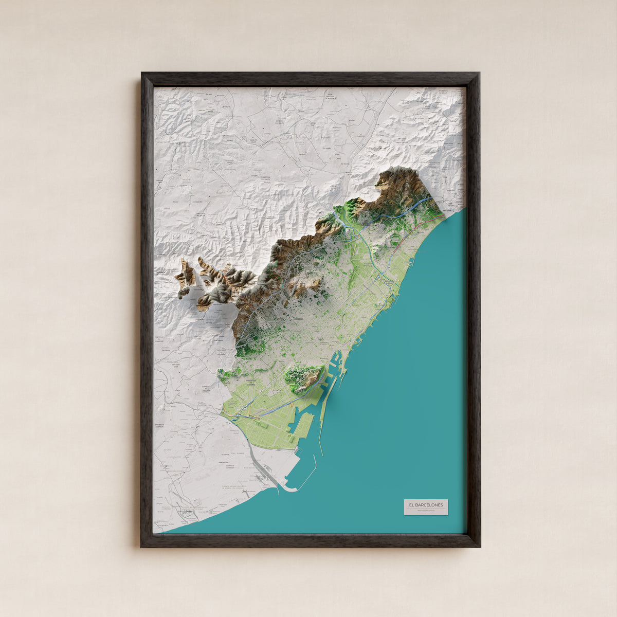 Mapa de relleu del Barcelonès, amb el territori en color i l’entorn en blanc. Presentació amb marc. 70 × 100 cm. Estil Clàssic.