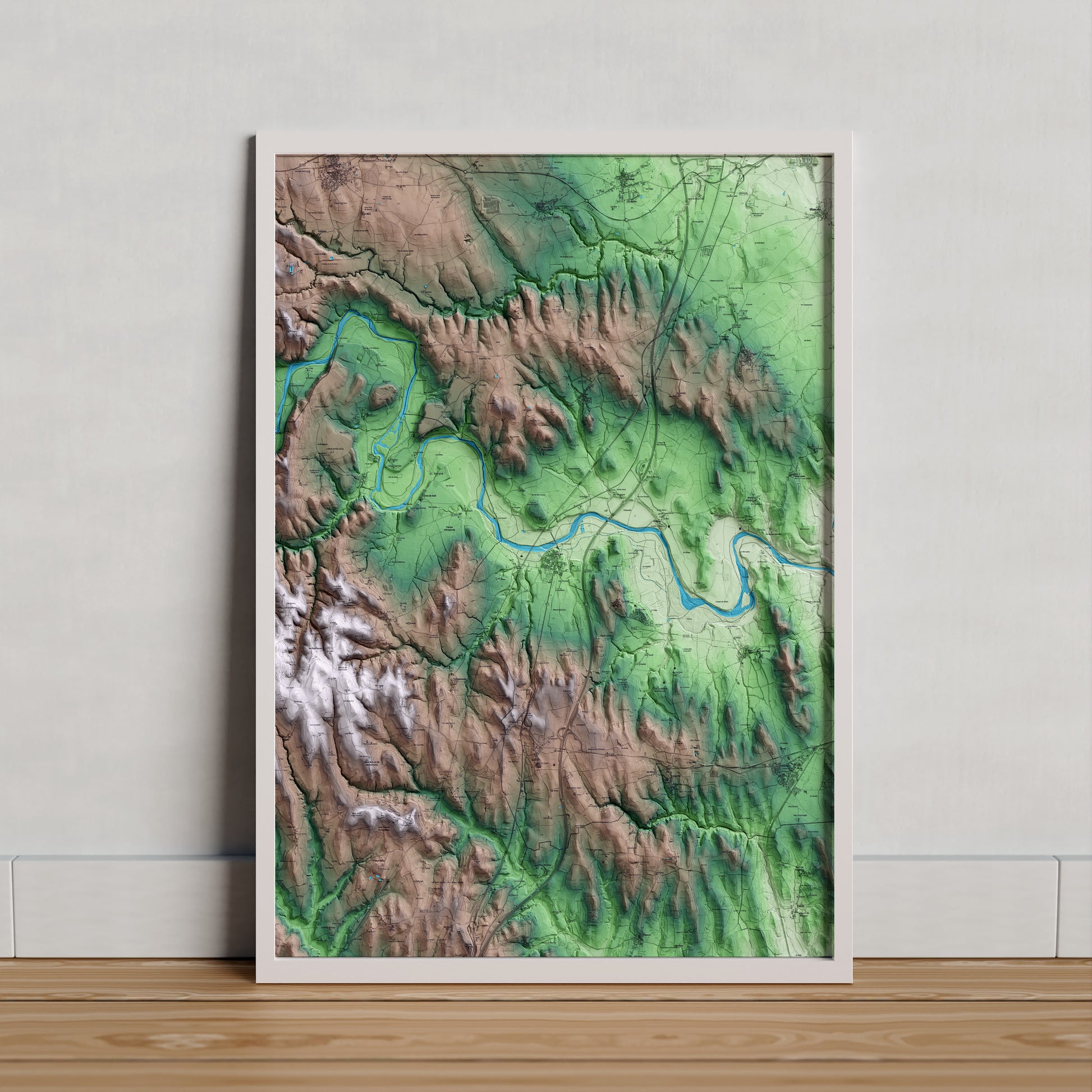 Mapa artístico del relieve de Bàscara, al Alt Empordà, con 15 km de entorno y base topográfica ICGC. Presentación enmarcada.