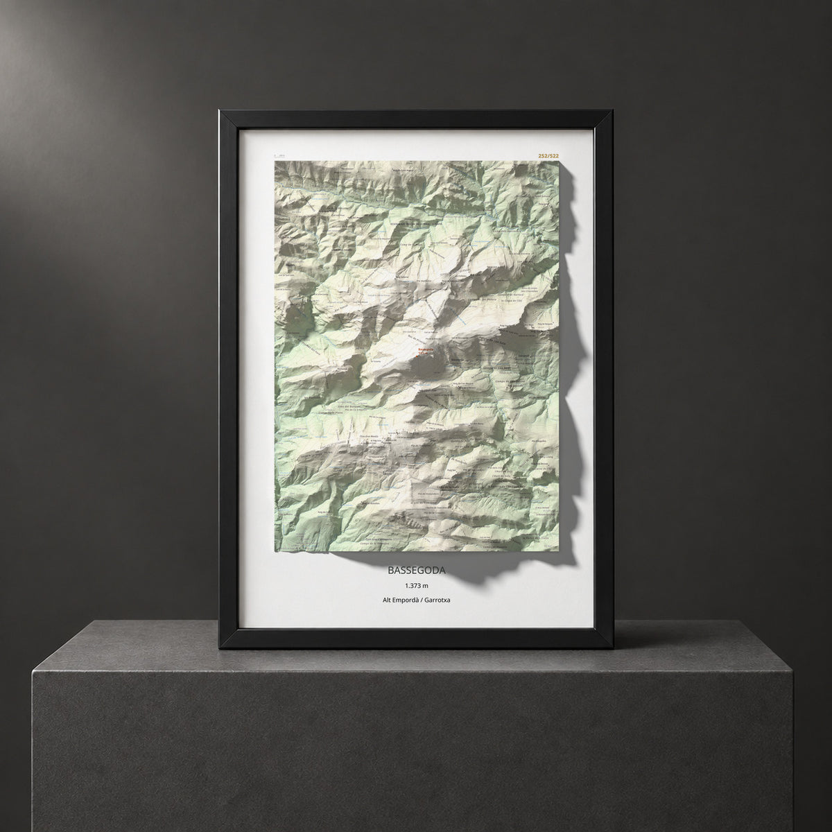 Mapa de relieve de Bassegoda, 1373 m, Alt Empordà · Garrotxa, lámina 100 Cims de Trobart. Presentación enmarcada. 50 × 70 cm.