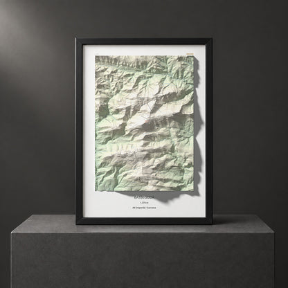 Mapa de relieve de Bassegoda, 1373 m, Alt Empordà · Garrotxa, lámina 100 Cims de Trobart. Presentación enmarcada. 50 × 70 cm.