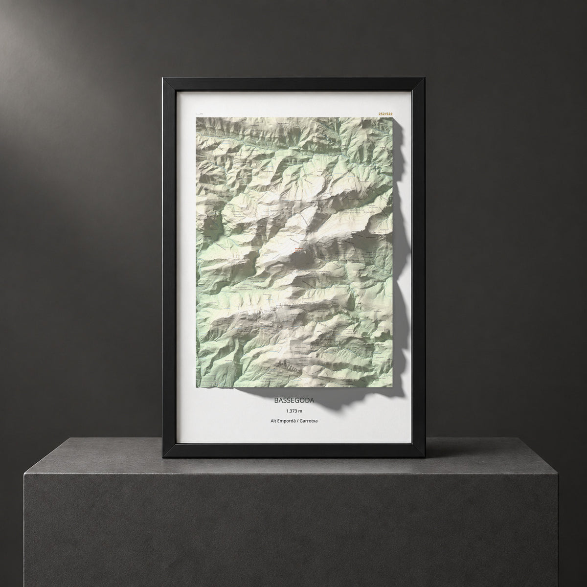 Mapa de relieve de Bassegoda, 1373 m, Alt Empordà · Garrotxa, lámina 100 Cims de Trobart. Presentación enmarcada. 61 × 91 cm.