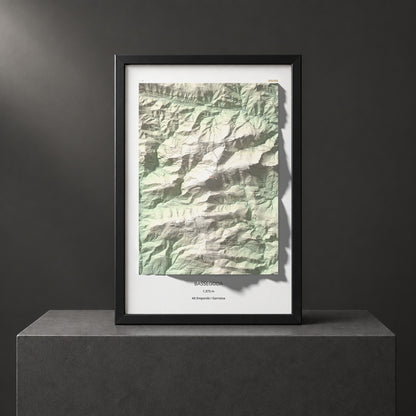 Mapa de relieve de Bassegoda, 1373 m, Alt Empordà · Garrotxa, lámina 100 Cims de Trobart. Presentación enmarcada. 61 × 91 cm.