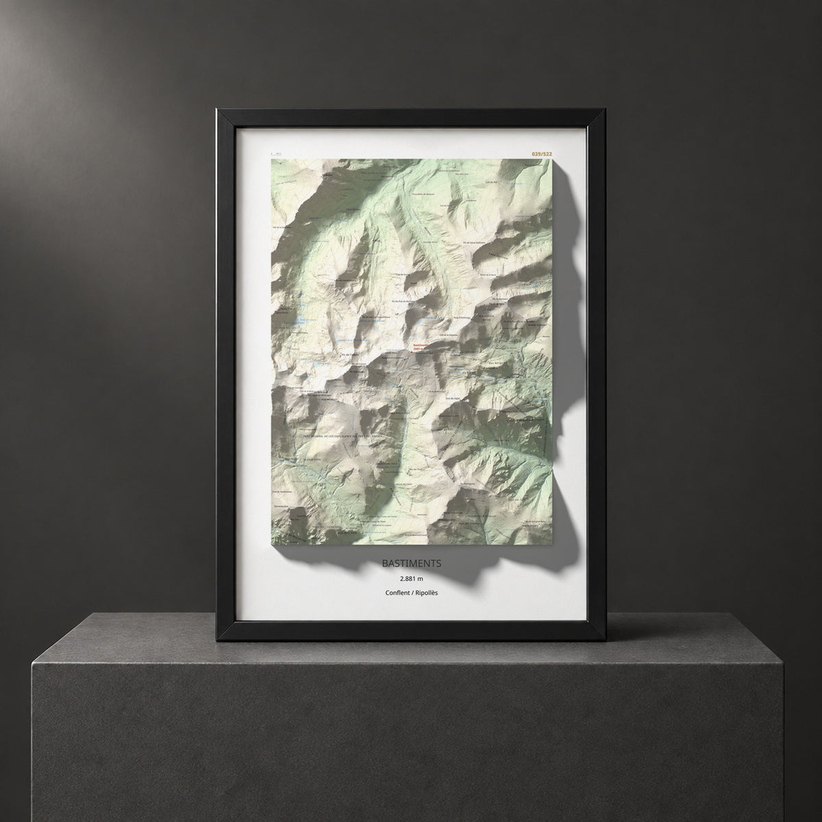 Mapa de relieve de Bastiments, 2881 m, Conflent · Ripollès, lámina 100 Cims de Trobart. Presentación enmarcada. 50 × 70 cm.