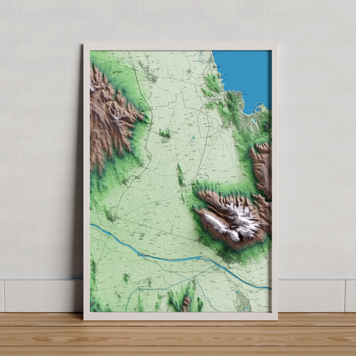 Mapa artístico del relieve de Bellcaire d'Empordà, al Baix Empordà, con 15 km de entorno y base topográfica ICGC. Presentación enmarcada.